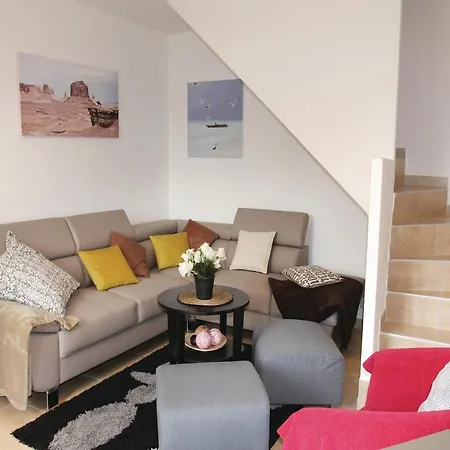 Five-bedroom Holiday In Vinezac